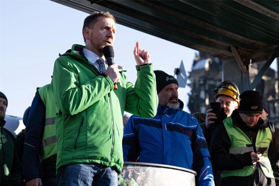 Bauernproteste: Wie Kretschmer in Dresden empfangen wurde – „Ziehen Sie Ihre grüne Jacke aus!“ - Sachsens Ministerpräsident Michael Kretschmer (CDU) am Mittwoch auf dem Theaterplatz.