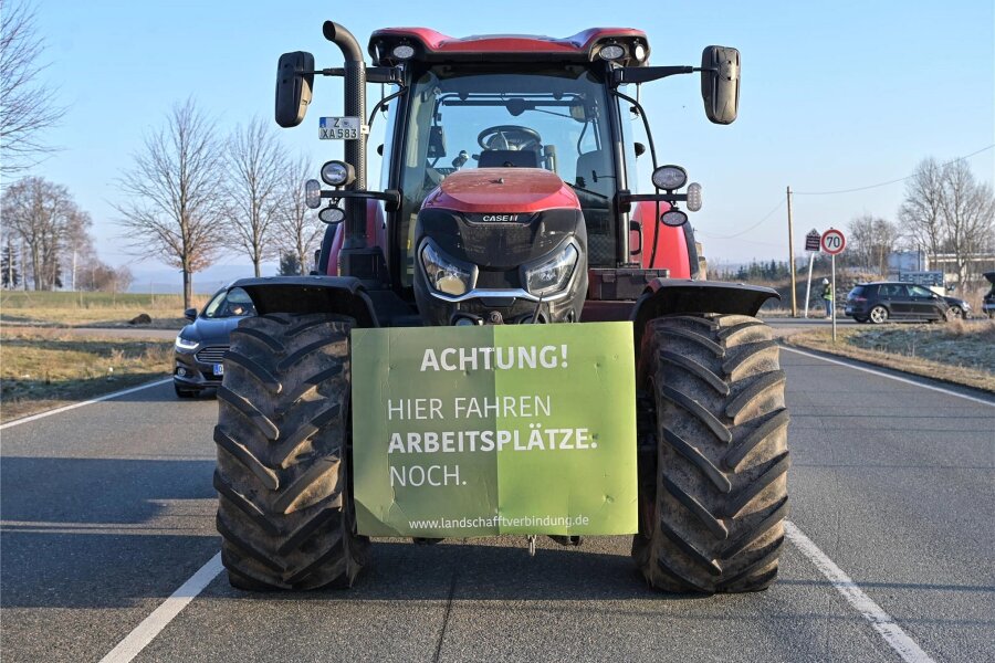 Bauernproteste: Wie Zwickauer Gastronomen sie zu spüren bekommen - Bei Blockaden an der A-72-Auffahrt Zwickau-Ost machten Bauern ihrem Unmut Luft.