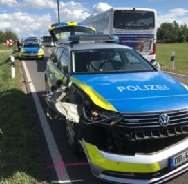Baufahrzeug und Polizeiauto kollidiert - Die Unfallstelle zwischen Erlau und Lauenhain zog Behinderungen für die Autofahrer nach sich.