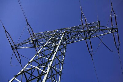 Baufirma beschädigt Kabel: 3300 Haushalte um Neukirchen ohne Strom - In 3300 Haushalten um Neukirchen herum ist am Mittwoch Mittag der Strom ausgefallen.