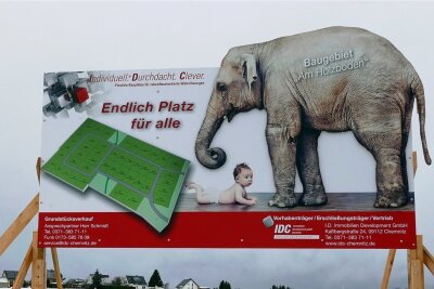 Baugebiet in Gornau erhält zweite Zufahrt - Diese Tafel weist auf das neue Gornauer Wohngebiet hin. 