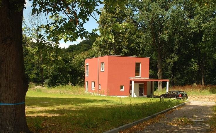 Bauhausstil in Braunsdorf - Das erste Haus an der Braunsdorfer Flussaue steht bereits. Idyllisch die Lage, sachlich der Stil. 