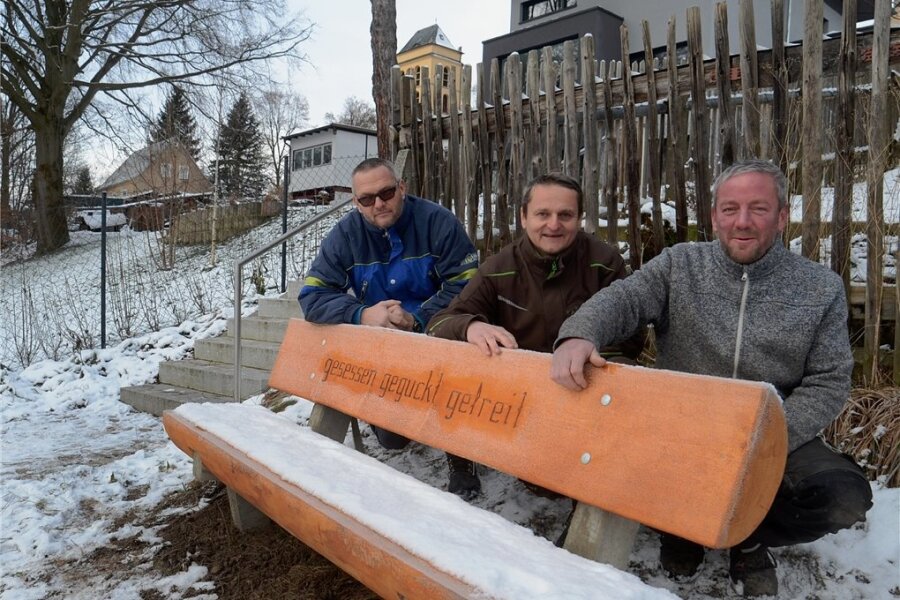 Thomas Kasiske, Thomas Dressel und Andreas Kühn vom Ellefelder Bauhof mit der neu aufgestellten Bank.