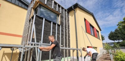 Baukosten für neuen Hort in Ottendorf laufen aus dem Ruder - Letzte Arbeiten am Hort-Anbau in Ottendorf: Ein Gerüst wird angebracht, um die restlichen Fassadenelemente montieren zu können. 