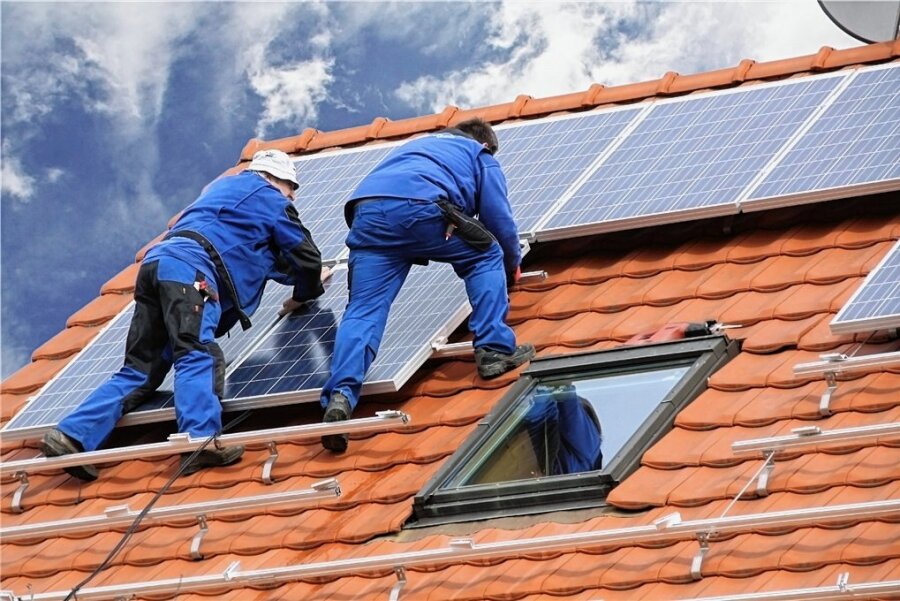 Baum für Solaranlage stutzen? Räte in Aue-Bad Schlema sagen Nein - Eine Solaranlage auf dem Dach eines Wohnhauses. 