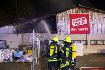 Baumarkt in Plauen brennt in Silvesternacht komplett nieder - 