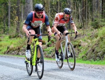 Baumaßnahmen sorgen für eine anspruchsvollere Streckenführung - Andreas Lumme (links) und Andy Pielack lieferten sich im vergangenen Jahr beim Radrennen einen spannenden Zweikampf, den Lumme knapp für sich entscheiden konnte. 
