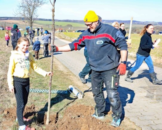 Marcus Meusel pflanzte mit seiner Tochter Meike einen der elf Kirschbäume am Viehweg oberhalb von Niederalbertsdorf. "Gemeinsam Wurzeln schlagen" lautet das Motto der Aktion.