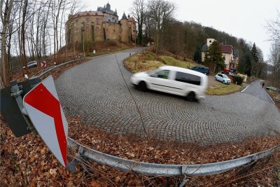 Baupläne für Straße zur Burg Kriebstein liegen jetzt aus - Die Kreisstraße am Burgberg in Kriebstein hat eine Steigung von 24 Prozent. Schon seit Jahren ist unter anderem die Entschärfung dieser Kurve im Gespräch. 