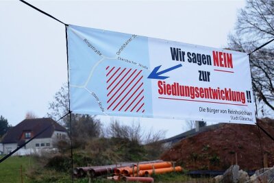 Baupläne in Glauchau-Reinholdshain stoßen auf Protest - Mit diesen Plakaten drücken Einwohner ihren Protest gegen Wohnbaupläne in Reinholdshain aus.