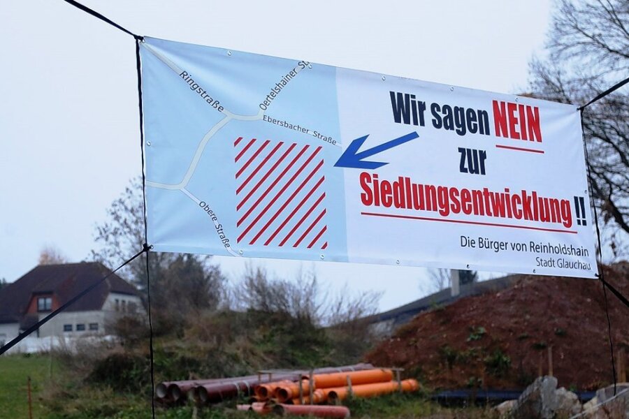 Baupläne in Glauchau-Reinholdshain stoßen auf Protest - Mit diesen Plakaten drücken Einwohner ihren Protest gegen Wohnbaupläne in Reinholdshain aus.