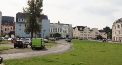 Bauprojekt startet: Weitere Parkplätze für Crimmitschau - Bis Jahresende soll der Umbau der Abrissfläche fertig sein. 