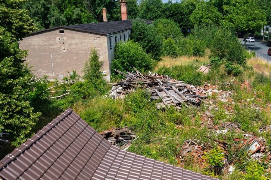 Bauschutt liegt seit fast drei Jahren in Zwickau - Nachdem der Eigentümer das Haus abreißen ließ, blien der dabei entstandene Schutt liegen. 