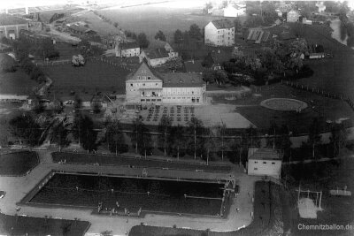 Baustart am ehemaligen Flussbad in Altchemnitz: Kein Planschen mehr, aber Sonnenbaden - Das Flußbad Altchemnitz in einer um 1926 entstandenen Luftaufnahme.