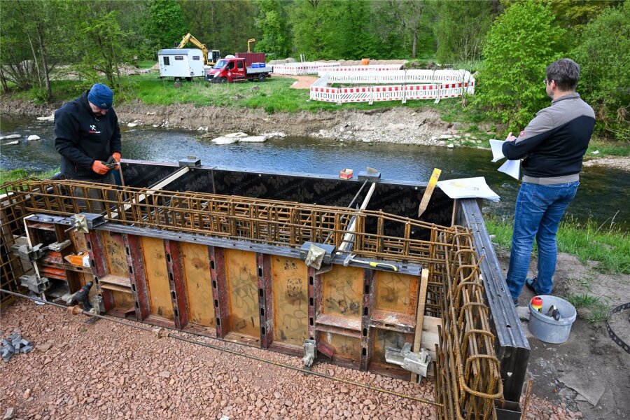 Baustart am ehemaligen Flussbad in Altchemnitz: Kein Planschen mehr, aber Sonnenbaden - Die Arbeiten für die Fundamente der Brücke laufen.