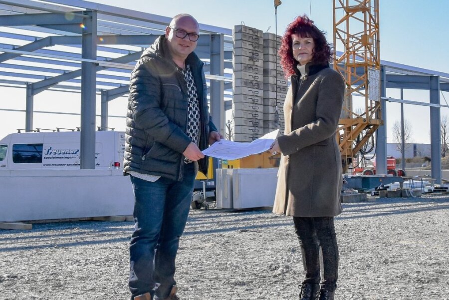 Baustart für Hallenpark im Industriegebiet Goldene Höhe Treuen - Geschäftsführer Stephan Tröger zeigt Treuens Bürgermeisterin Andrea Jedzig die Planung für den Hallenpark.