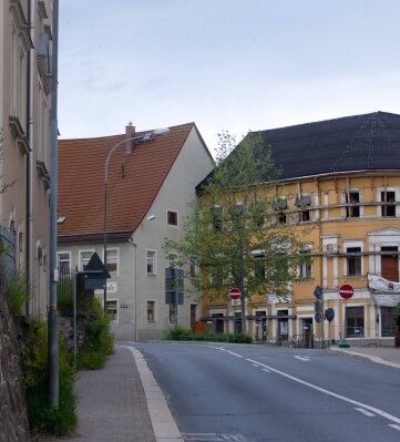 Im Gebäude an der Lange Straße 1 (links) sowie im Stadtcafé (hinten rechts) will der Investor sieben Zweibettzimmer, 15 Vierbettzimmer und acht Sechsbettzimmer unterbringen. 