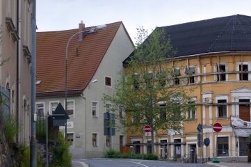 Baustart für Herberge in Zschopau verzögert sich - Im Gebäude an der Lange Straße 1 (links) sowie im Stadtcafé (hinten rechts) will der Investor sieben Zweibettzimmer, 15 Vierbettzimmer und acht Sechsbettzimmer unterbringen. 