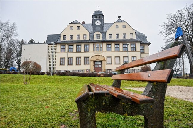 Baustart für neuen Parkplatz in Taura - Ab Montag sollen Bauarbeiten für einen neuen Parkplatz an der Grundschule in Köthensdorf beginnen. Es kann zu Behinderungen kommen. 