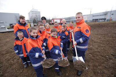 Baustart für Rettungswache und Gerätehaus - Am Samstag erfolgte der erste Spatenstich durch die Freiwillige Feuerwehr Glösa.