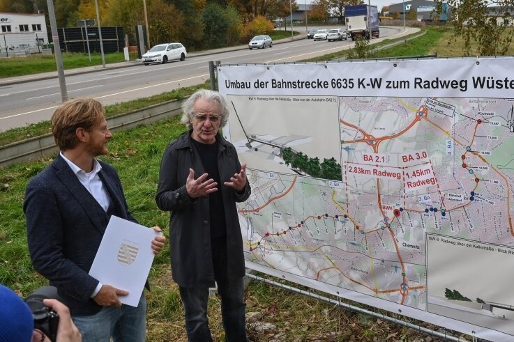 Baustart für XL-Radweg noch dieses Jahr - Baubürgermeister Michael Stötzer (links) und Brücken-Ingenieur Eckard Bothe am Standort der künftigen Brücke über die Kalkstraße. 