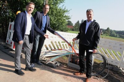 Baustart in Lichtentanne: Schnelles Internet wird verlegt - Bürgermeister Tino Obst sowie Hendrik König und Matthias Patzsch von der Telekom (von links) waren am Montag zum Start der Ausbauarbeiten für die Glasfaserverlegung nach Lichtentanne gekommen. 