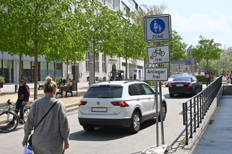 Radfahrer, Fußgänger und Autofahrer teilen sich derzeit eine schmale Zufahrt zum Johannisplatz, die als Fußgängerzone und für Radler ausgewiesen ist. Nicht alle Verkehrsteilnehmer wissen, dass der Weg auch für Autos und Lkw freigegeben ist. Darauf weist das Schild "Anlieger frei" hin.