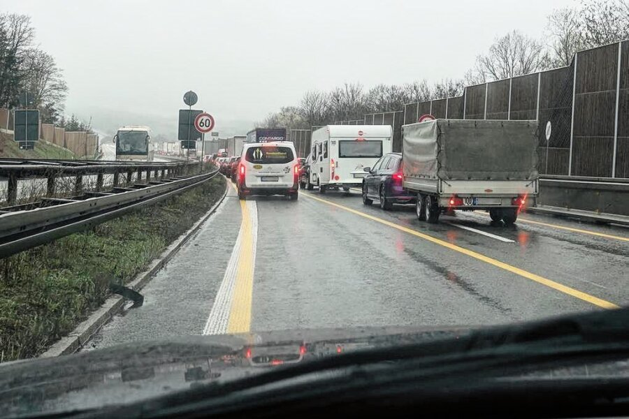 Baustelle auf Autobahn 72 bei Zwickau: Überholverbot wird zur Bußgeldfalle - Am Montagvormittag drängten sich Fahrzeuge auf zwei verengten Fahrstreifen. Es gilt ein generelles Überholverbot. 