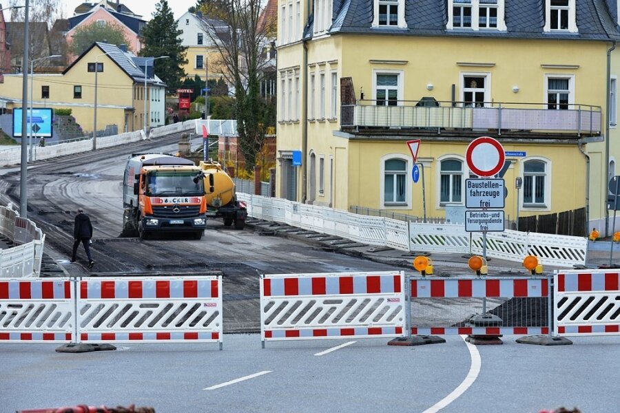 Baustelle auf der B 173 in Freiberg erwischt viele Fahrer kalt - Landesamt entschuldigt sich - Die Straßenbauarbeiten auf der Chemnitzer Straße (B 173) in Freiberg sorgen für viel Unmut unter den Autofahrern. 