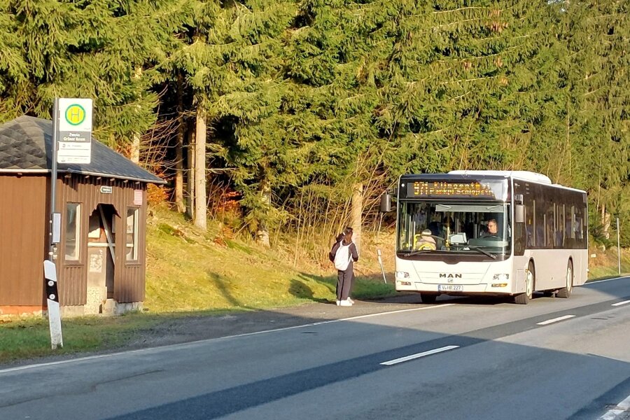 Baustelle auf der B 283 in Zwota: Für Schüler beginnen ab Montag wieder harte Zeiten - Ab Montag werden in Zwota mehrere Haltestellen nicht mehr bedient. Wegen der Bauarbeiten auf der B 283 wird die Buslinie Klingenthal-Bad Elster sowie der Schülerverkehr über Schöneck umgeleitet.
