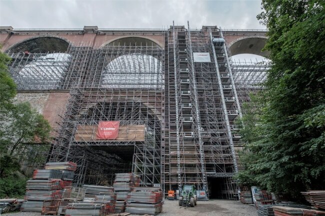 Baustelle Elstertalbrücke: Kritik an unvernünftigen Wanderern - Kein Durchkommen an der Baustelle der Elstertalbrücke nahe Jocketa. Wanderer, die Absperrungen und Warnschilder ignorieren und dort hindurch wollen, begeben sich in Gefahr, warnt die Deutsche Bahn. 