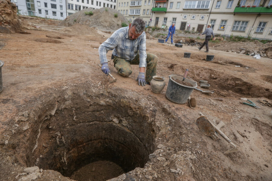 Bei den Ausgrabungen am Getreidemarkt in der Innenstadt 2019 untersuchten Grabungsarbeiter wie im Bild René Fiedler auch einen mit Holz ausgekleideten Brunnen. 