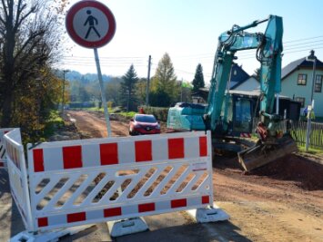 Baustelle: Hier ist kein Durchkommen - Im Lichtenauer Ortsteil Ottendorf ist seit Mitte September die Ortsdurchfahrt voll gesperrt. Dort wird die Straße erneuert. 