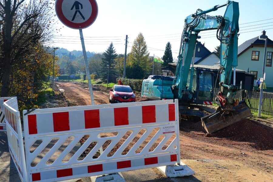 Im Lichtenauer Ortsteil Ottendorf ist seit Mitte September die Ortsdurchfahrt voll gesperrt. Dort wird die Straße erneuert. 