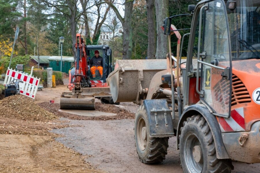 Noch bis voraussichtlich 17. Dezember ist die Straße Ehrenzug in der Stadt Oederan wegen Straßenbauarbeiten voll gesperrt.