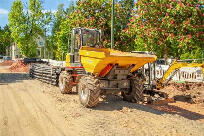 Baustelle mit Folgen für Thalheimer Feuerwehr – ihr steht ein Umzug auf Zeit bevor - Die Thalheimer Stadtbadstraße ist eine Baustelle. Die Arbeiten liegen laut Stadt im Plan.