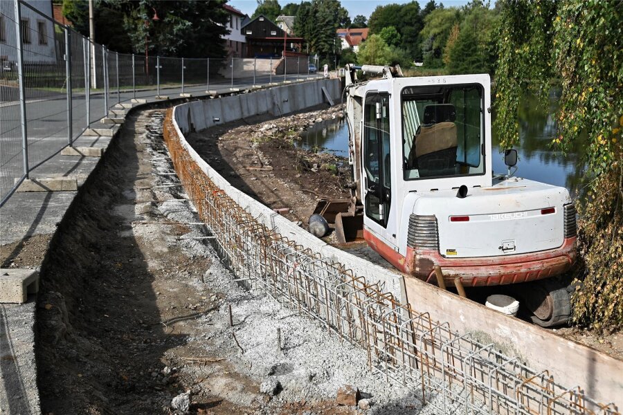 Baustelle Schlossteich: Königsfeld verwirklicht lange geplantes Projekt - Am Schlossteich in Königsfeld wird die marode Stützwand derzeit erneuert.