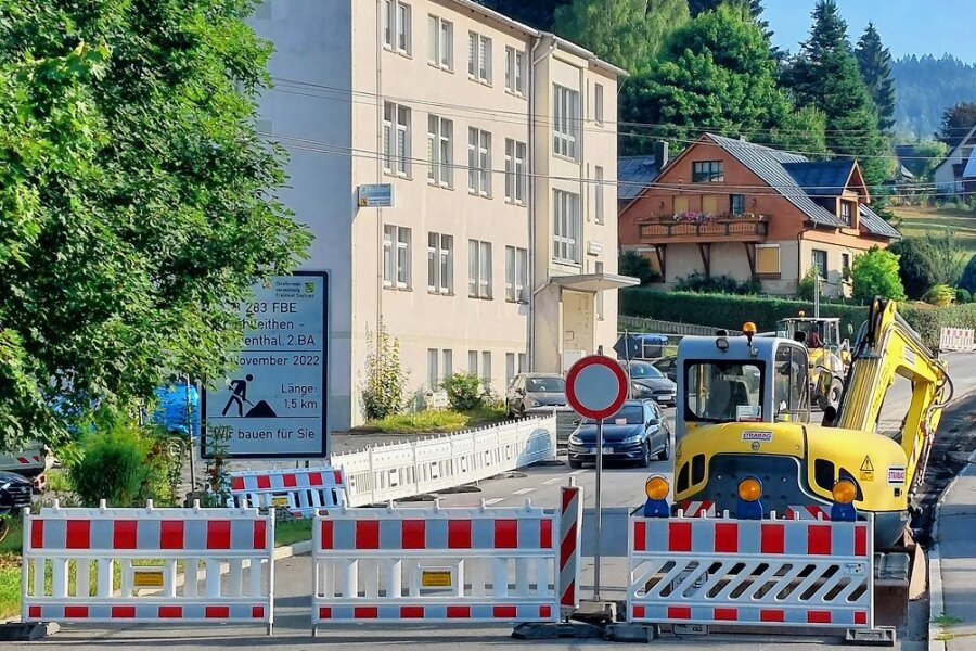 Baustelle und Schülertransport in Klingenthal: Schulbus nimmt auch Bürger mit - Ab hier ist dicht: Baustelle Auerbacher Straße/B 283 in Klingenthal. 