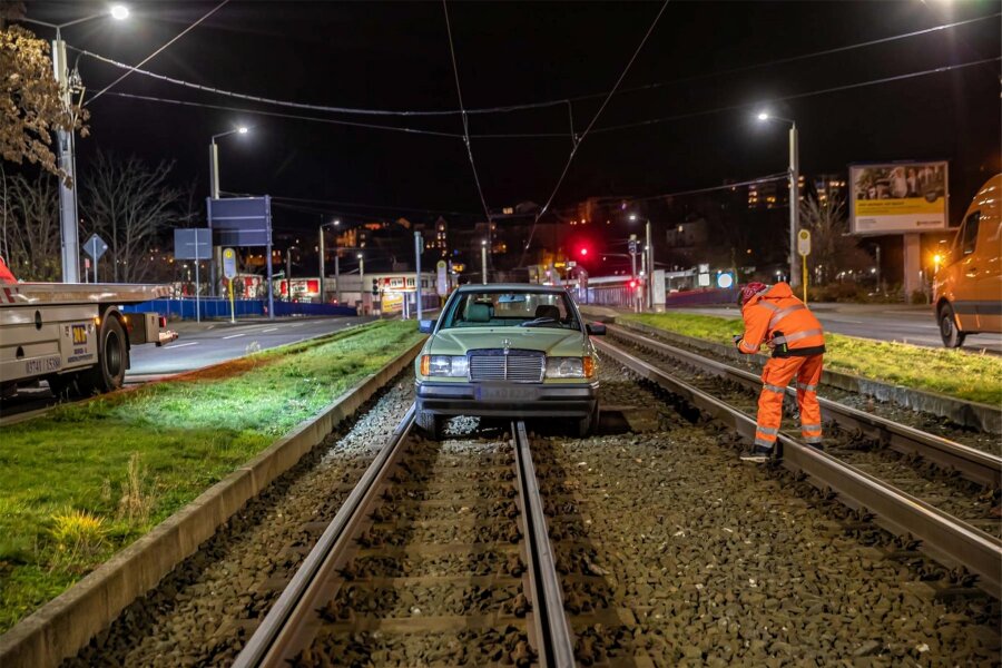 Baustellen-Falle: Erneut rutscht in Plauen ein Auto ins Gleisbett der Straßenbahn - Das Bild zeigt einen früheren Gleisbett-Unfall an der Stelle. Der neue Vorfall ist der fünfte in Serie.
