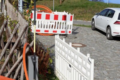 Baustellen im Stadtgebiet von Schwarzenberg: Buddeln fürs Breitband - Hier endet der bisherige Netzausbau an der Drachenleithe in Crandorf. Für die Weiterführung an der Rittersgrüner Straße - Termin offen - werden ein Bohrgerät und eine Vollsperrung benötigt. 