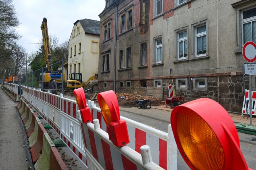 Baustellen in Mittelsachsen: Hier ist kein Durchkommen - Die Burgstädter Straße in Mittweida ist voraussichtlich bis 10. Dezember zwischen Heinrich-Heine-Straße und Neusorger Straße voll gesperrt. Hier wird ein einsturzgefährdetes Haus abgerissen. 