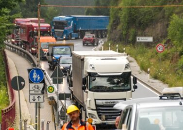 Baustellen um Marienberg: Stadt befürchtet mehr Lkw-Verkehr - Der Verkehr aus Richtung Tschechien wird großräumig umgeleitet. Die Umleitung führt dabei auch über die B 171, wo im Bereich Kniebreche ebenfalls gebaut wird. An der Behelfsbrücke kommt es zu Wartezeiten. 