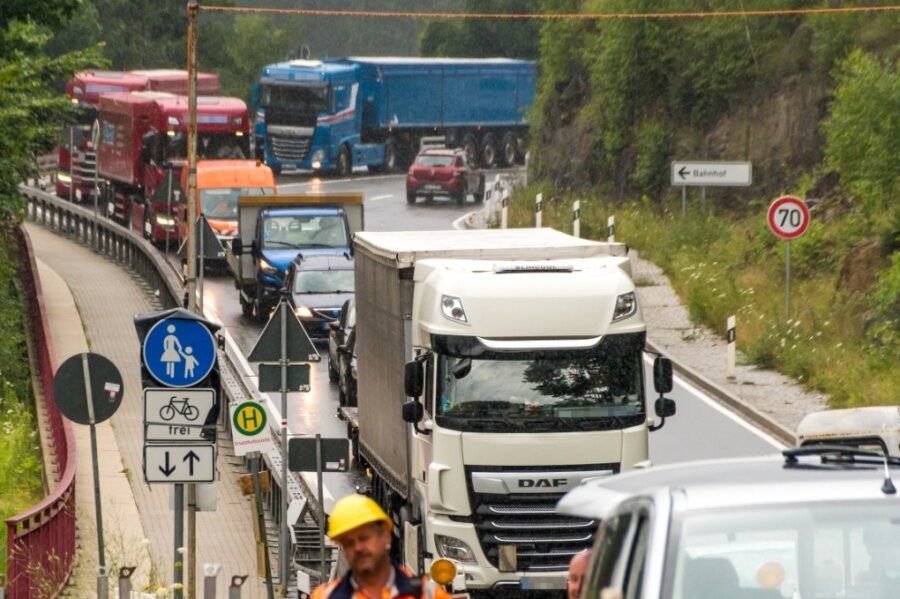Baustellen um Marienberg: Stadt befürchtet mehr Lkw-Verkehr - Der Verkehr aus Richtung Tschechien wird großräumig umgeleitet. Die Umleitung führt dabei auch über die B 171, wo im Bereich Kniebreche ebenfalls gebaut wird. An der Behelfsbrücke kommt es zu Wartezeiten. 