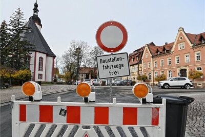 Baustellenärger in Wechselburg: Wenn der Bus nicht kommt - Wegen der Fahrbahnsanierung ist die Ortsdurchfahrt in Wechselburg vom Markt bis zum Friedhof voll gesperrt. 