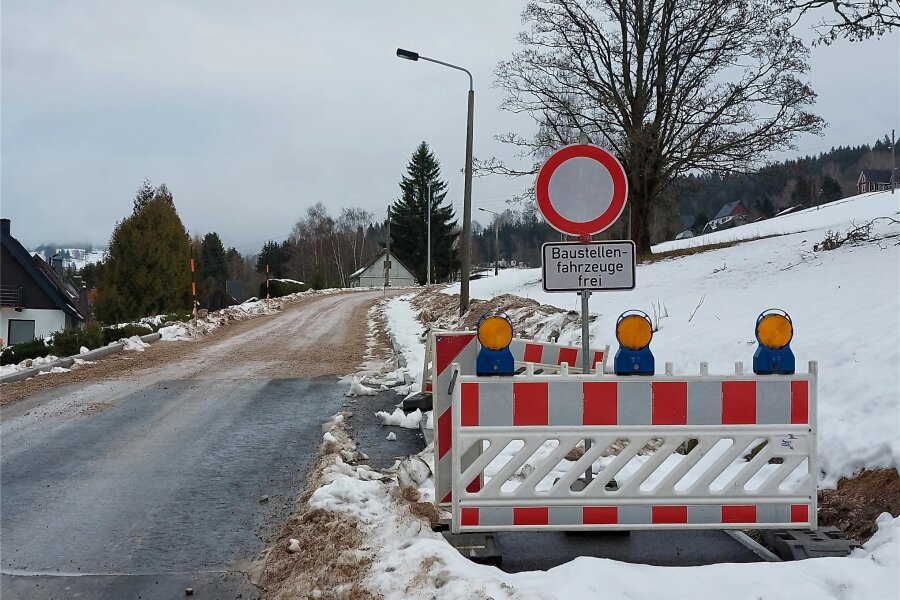 Baustopp am Klingenthaler Staffelweg - Die Bauarbeiten am Klingenthaler Staffelweg sind für die Winterzeit eingestellt. Asphaltiert ist die Fahrbahn bis zur Einmündung Heinrich-Heine-Straße.