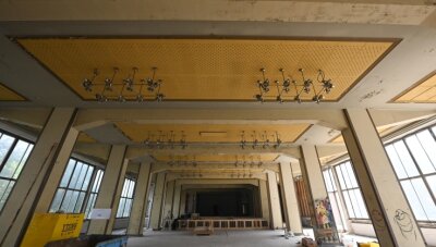 Baustress im künftigen Theater auf Zeit - Im ehemaligen Kultursaal des Spinnereimaschinenbaus wird die große Bühne für die Ausweichspielstätte des Schauspielhauses eingerichtet.