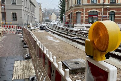 Bauverzug auf Straßenbahntrasse in Zwickau: Behinderungen auf B 93 bis kurz vor Weihnachten - So sieht es derzeit in der Großen Biergasse aus. Witterungsbedingt kommt es bei den Arbeiten zu Verzögerungen.