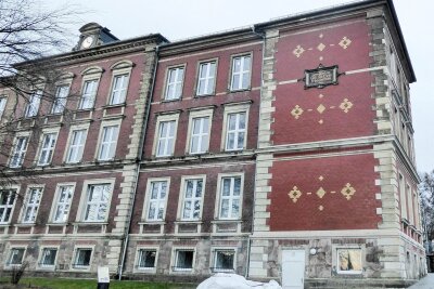 Bauvorhaben: Was sich Hartmannsdorf für 2024 vornimmt - Die Sanierung der Schulhaus-Fassade geht 2024 weiter. Im ersten Teil wurde auch eine Inschrift wiederhergestellt.