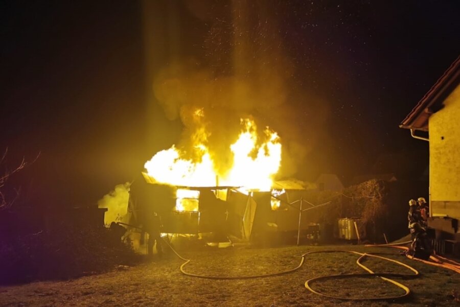 Bauwagen brennt komplett nieder: 15.000 Euro Schaden in Wilkau-Haßlau - Ein Bauwagen ist am Mittwochabend auf einem Grundstück in Wilkau-Haßlau in Brand geraten.