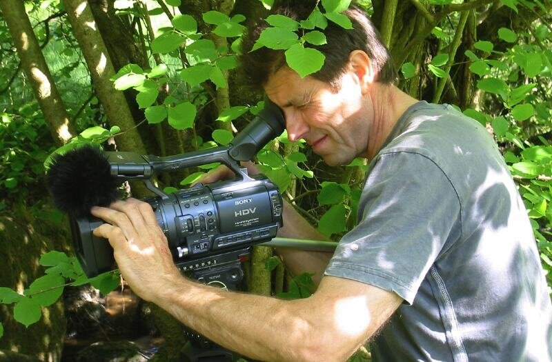 Bayer fasziniert von Kirchberg - 
              <p class="artikelinhalt">Wenn Philipp Schreistetter mit der Kamera die Umgebung erkundet, ist er in seinem Element. Der Mann hat auch schon das Elend in den Townships Südafrikas und die Armut in den Bergen Sri Lankas gefilmt.</p>
            